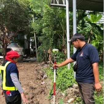 ช่างรังวัดของเอ็นเจตั้งเครื่องรับสัญญาณดาวเทียมที่หมุดหลักเขต