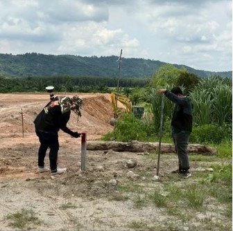 ทีมรังวัดทำงานที่แปลงดินถม จังหวัดชลบุรี